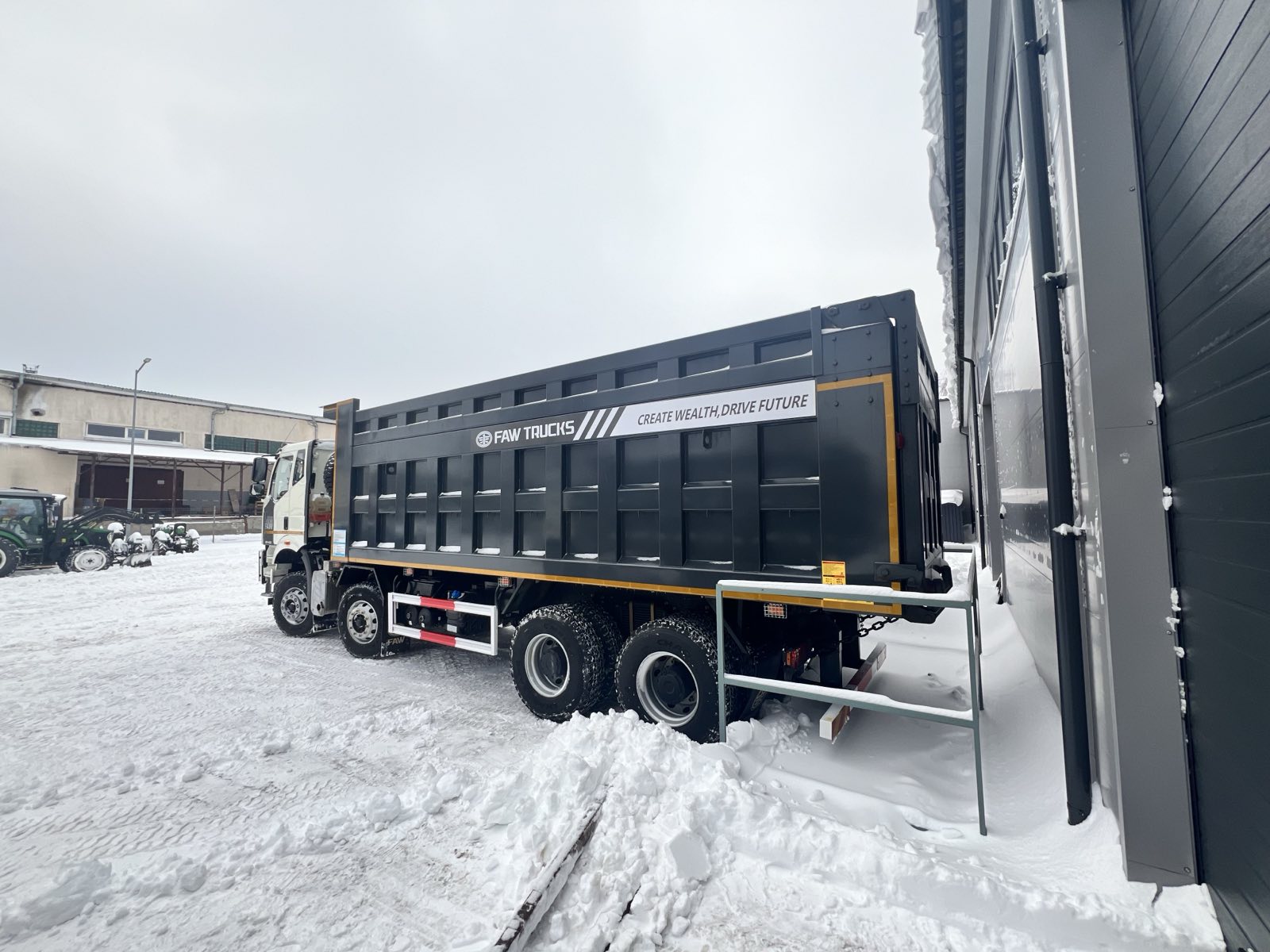 Самосвал FAW 8x4 J6 СА3310